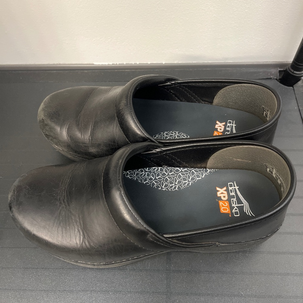 Dansko Women's XP 2.0 Black Leather Slip-On Clogs Size 38 Workwear Nurse